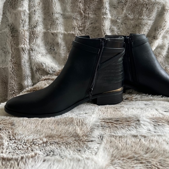 NWT Black Ankle Boots with Gold Accent Size 6 - Picture 7 of 12